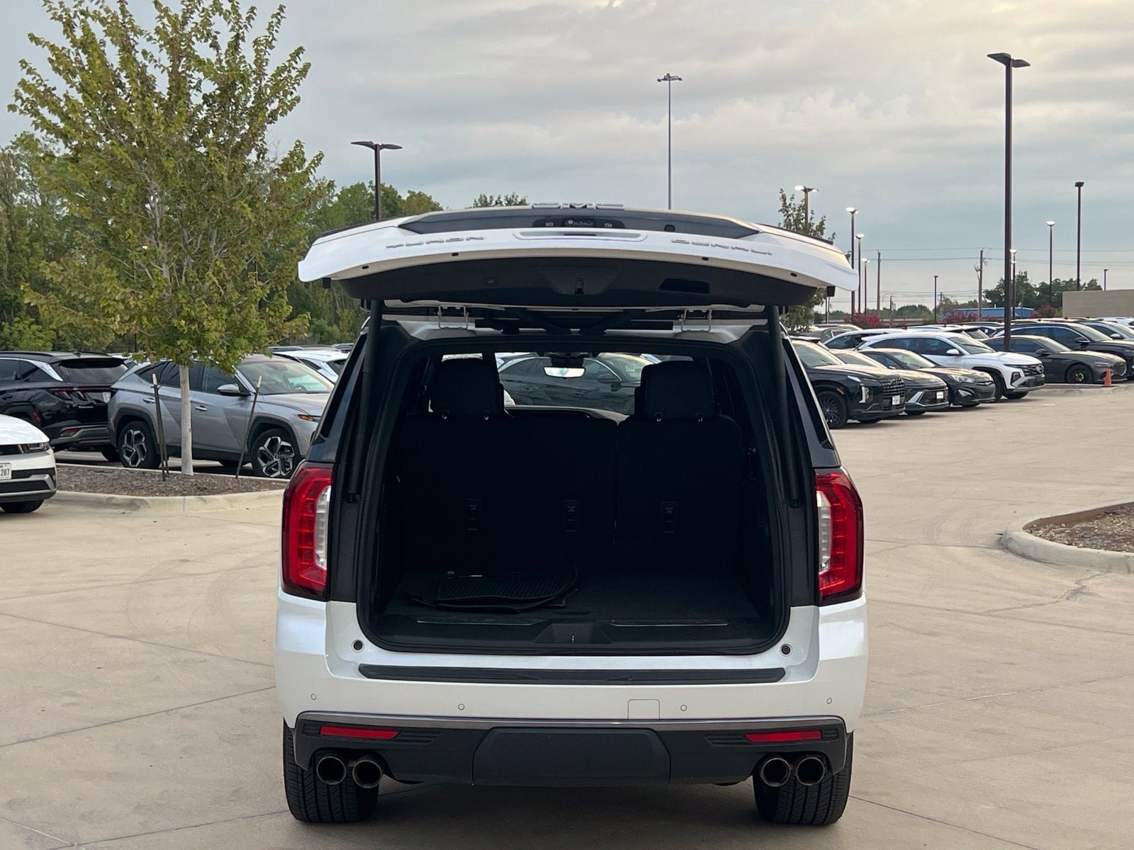 Used 2023 GMC Yukon XL Denali Ultimate AWD/4WD image 15