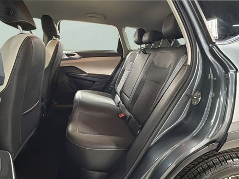 Certified 2025 Volkswagen Taos SE image 32