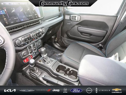 Used 2025 Jeep Wrangler Unlimited Rubicon 4xe w/ Convenience Group image 18