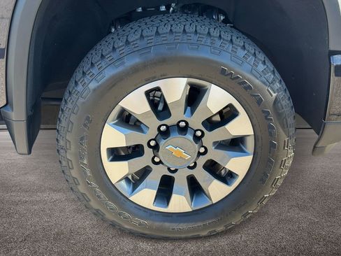 Used 2024 Chevrolet Silverado 2500 Custom w/ Custom Value Package AWD/4WD image 9