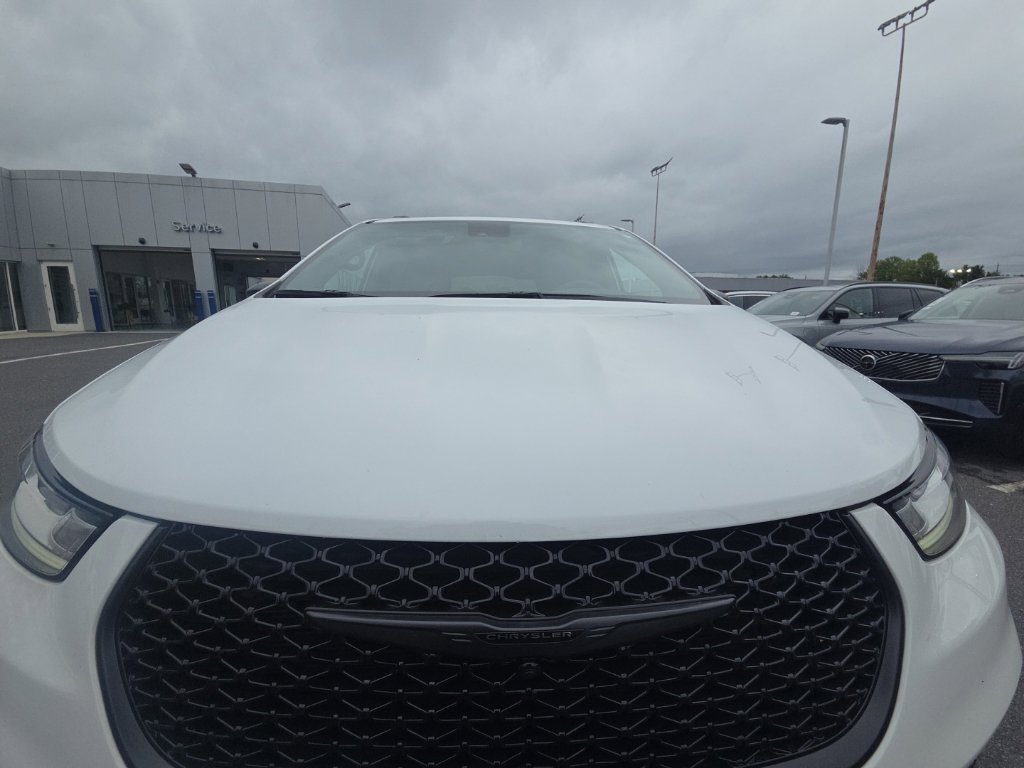 Used 2026 Chrysler Pacifica Limited w/ Uconnect Theater Family Group AWD/4WD image 3