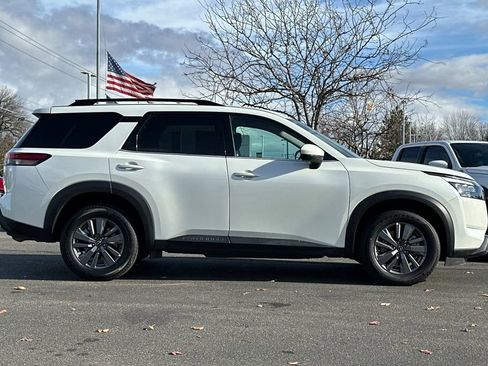 Used 2024 Nissan Pathfinder SV AWD/4WD image 3