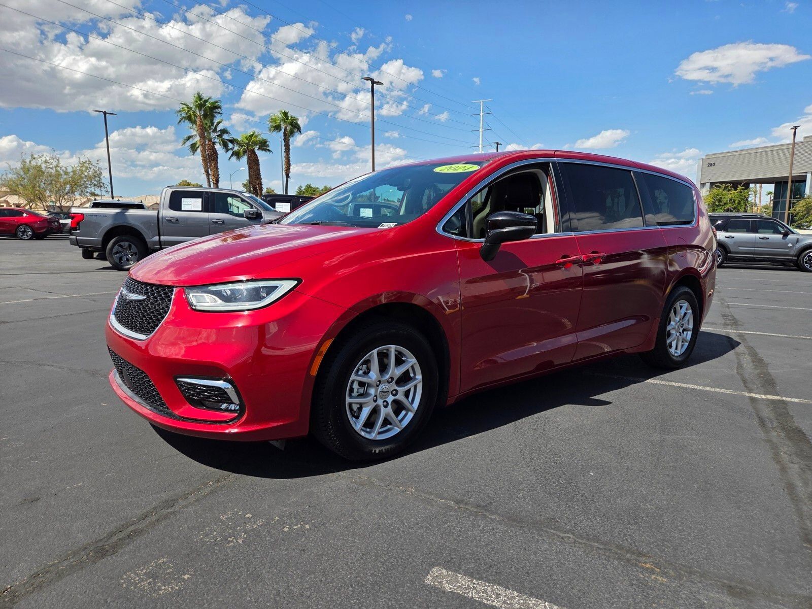Used 2024 Chrysler Pacifica Touring-L FWD image 2