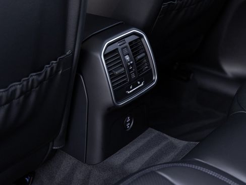 Certified 2026 Porsche Macan AWD/4WD image 28