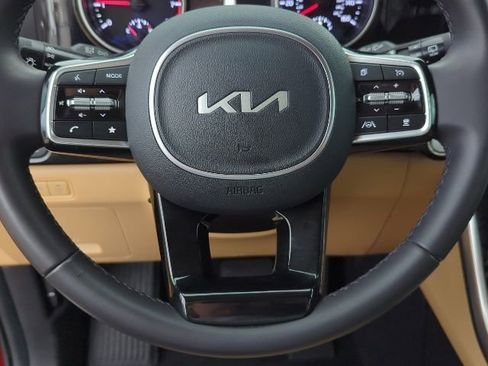 Used 2024 Kia Carnival EX image 5