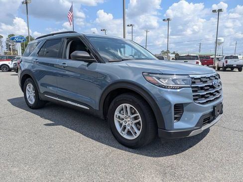 Used 2025 Ford Explorer Active image 2