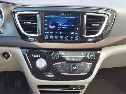 Used 2017 Chrysler Pacifica Touring-L FWD image 12