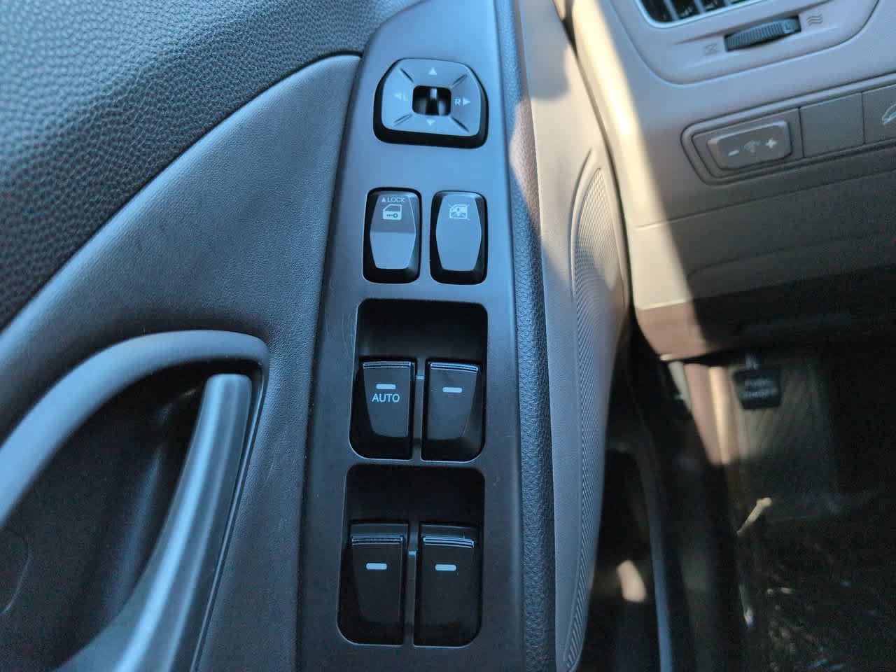 Used 2011 Hyundai Tucson Limited FWD image 21