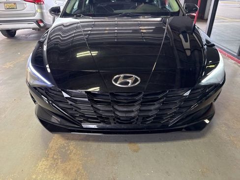 Used 2021 Hyundai Elantra SEL w/ Convenience Package image 3