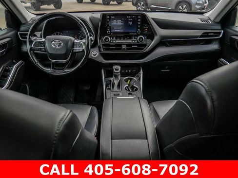 Used 2021 Toyota Highlander XLE AWD/4WD image 40