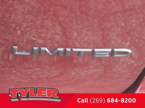 Used 2023 Chrysler Pacifica Limited w/ Uconnect Theater Family Group FWD image 14