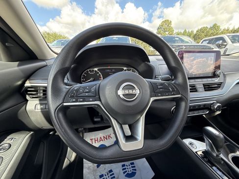 Used 2024 Nissan Altima 2.5 SV image 13