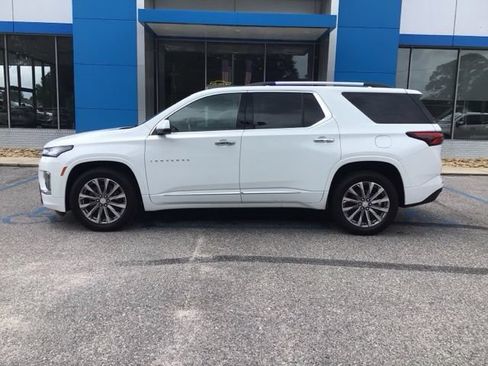 Used 2023 Chevrolet Traverse Premier FWD image 3