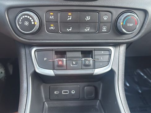 Used 2024 GMC Terrain SLE FWD image 34