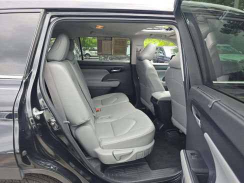 Used 2024 Toyota Highlander XLE AWD/4WD image 12