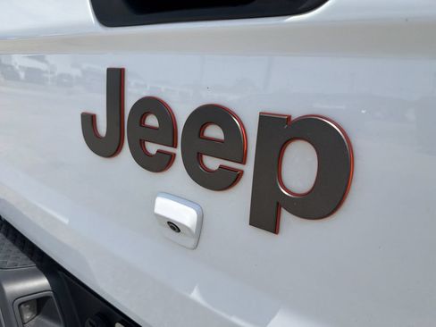 Used 2024 Jeep Gladiator Mojave AWD/4WD image 7