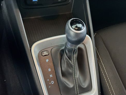 Used 2024 Hyundai Venue SEL image 24