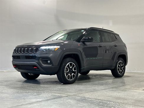 Used 2024 Jeep Compass Trailhawk w/ Trailhawk Elite Group image 2
