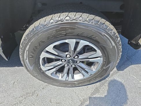 Used 2021 Chevrolet Colorado Z71 AWD/4WD image 34