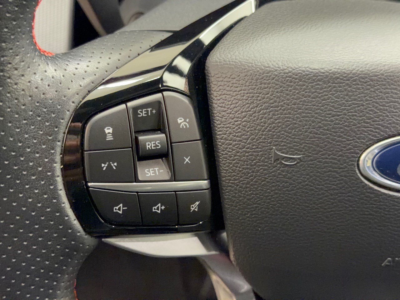 Used 2025 Ford Explorer ST-Line w/ ST-Line Street Pack AWD/4WD image 18