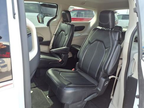 Used 2024 Chrysler Pacifica Touring-L image 19