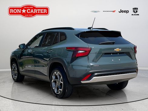 Used 2025 Chevrolet Trax LT FWD image 4