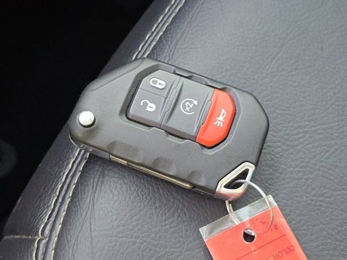 Used 2018 Jeep Wrangler Unlimited Sahara image 33