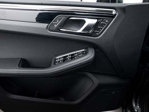 Certified 2026 Porsche Macan AWD/4WD image 16