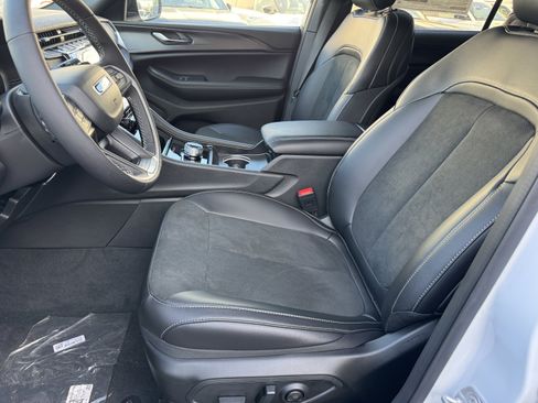 New 2025 Jeep Grand Cherokee L Altitude image 17