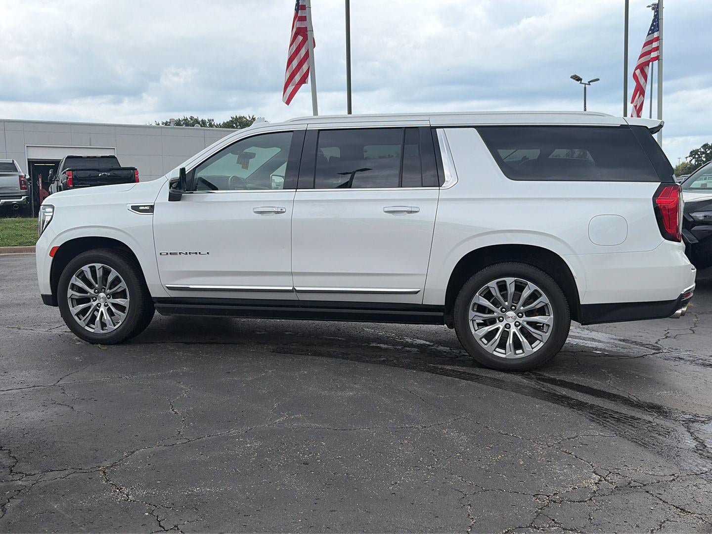 Used 2021 GMC Yukon XL Denali w/ Denali Premium Package AWD/4WD image 2