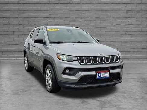 Used 2023 Jeep Compass Latitude w/ Convenience Group AWD/4WD image 2