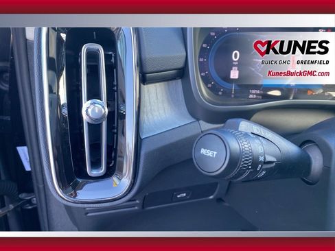 Used 2024 Volvo XC40 B5 Core image 22