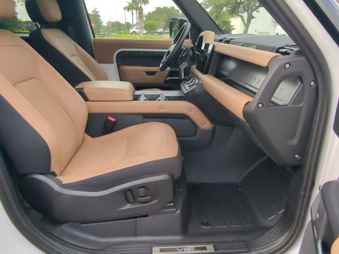 Certified 2025 Land Rover Defender 90 V8 AWD/4WD image 22