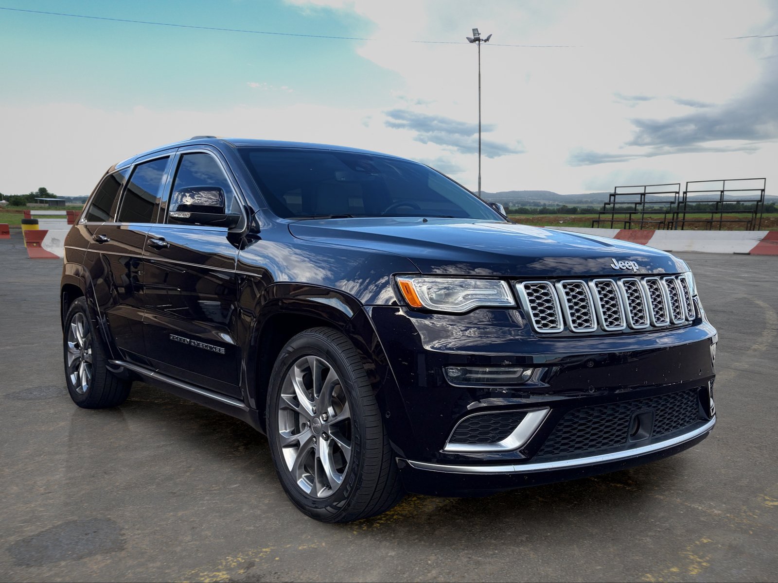 Used 2020 Jeep Grand Cherokee Summit AWD/4WD image 2