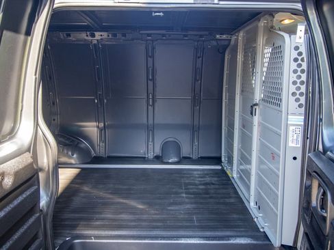 Used 2014 Chevrolet Express 2500 image 33