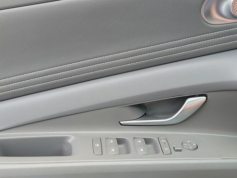 Certified 2025 Hyundai Elantra SEL FWD image 10