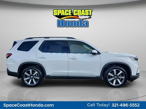 Certified 2023 Honda Pilot Touring image 2