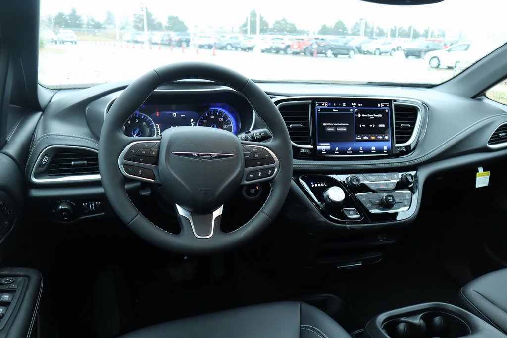 New 2026 Chrysler Pacifica Select AWD/4WD image 2