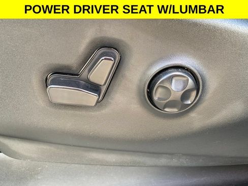 Used 2024 Chrysler Pacifica Touring-L FWD image 12