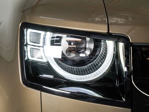 Used 2025 Land Rover Defender 110 X-Dynamic SE image 12