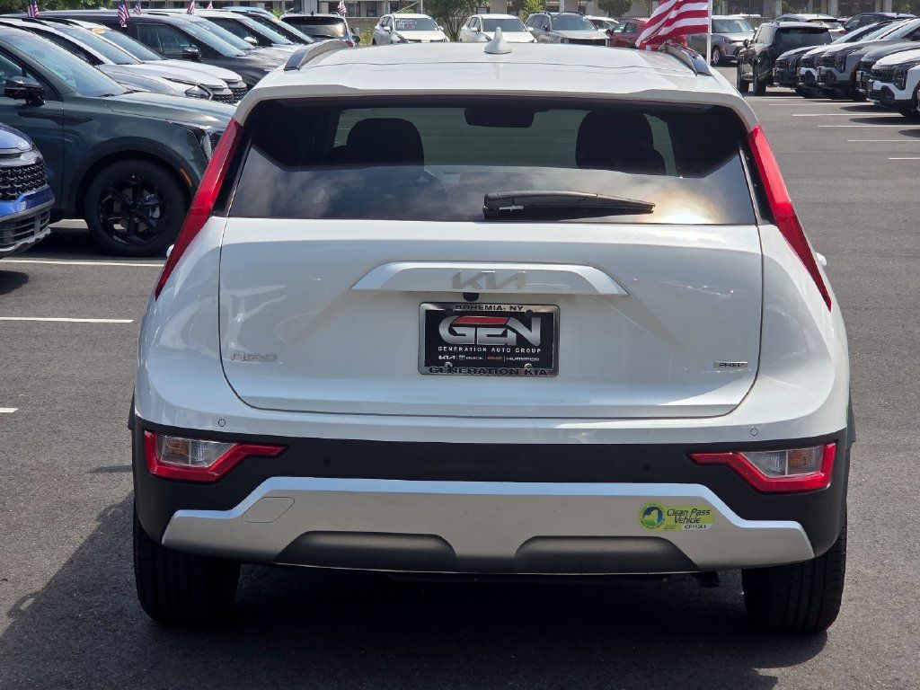 Used 2023 Kia Niro EX w/ EX Cold Weather Package FWD image 5