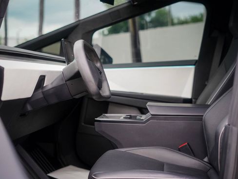 Used 2024 Tesla Cybertruck AWD Crew Cab image 10