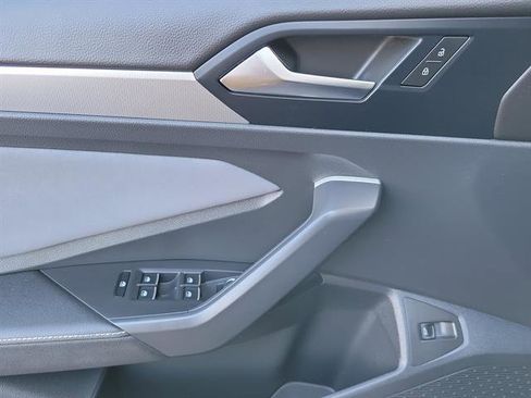 Used 2025 Volkswagen Jetta SE image 24