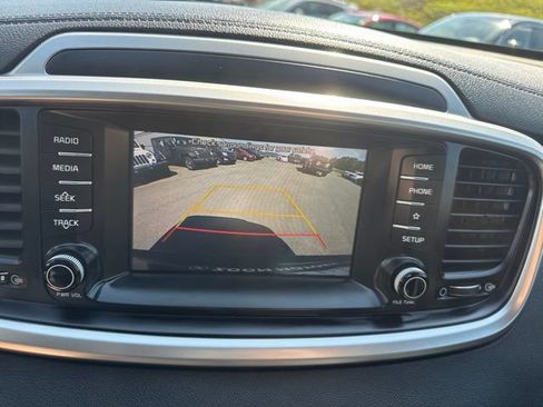 Used 2020 Kia Sorento FWD V6 image 19