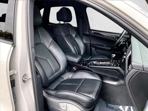 Used 2023 Porsche Macan image 9