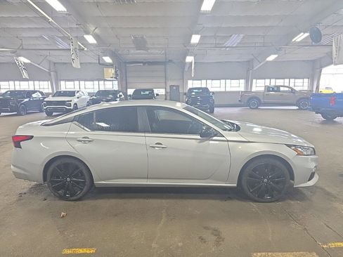 Used 2021 Nissan Altima 2.5 SR image 2