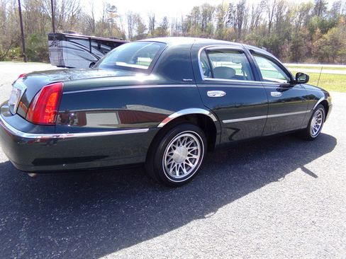 Used 2002 Lincoln Town Car Signature image 6