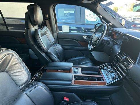 Used 2019 Lincoln Navigator Reserve image 3