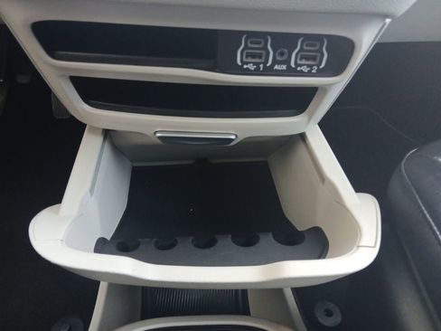 Used 2024 Chrysler Pacifica Select image 22