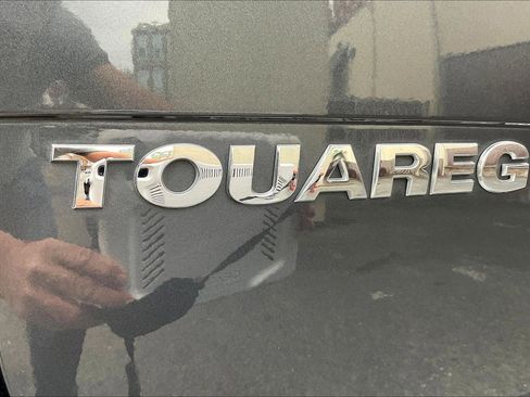 Used 2016 Volkswagen Touareg Sport image 31